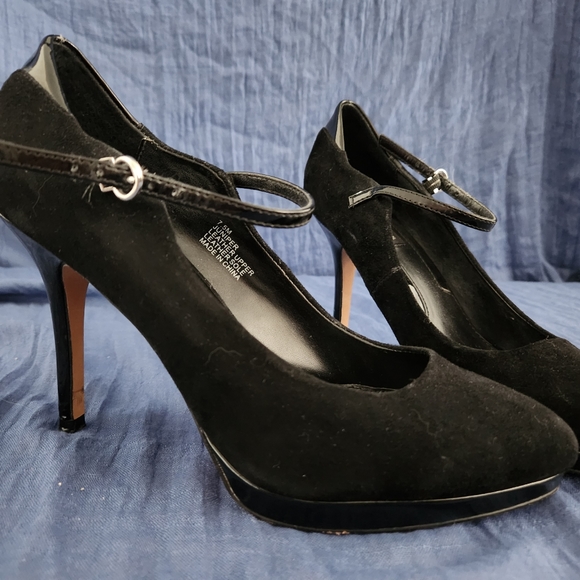 White House Black Market Black sued Mary Jane pumps 7.5 pumps. - Picture 3 of 7